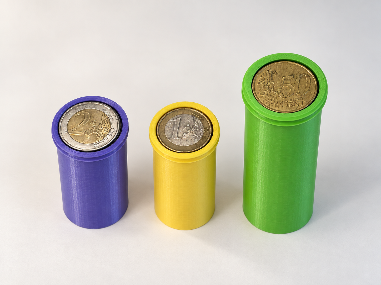 Farbcodierung der Coin Money Box: Lila für 2 Euro, Gelb für 1 Euro und Grün für 50 Cent